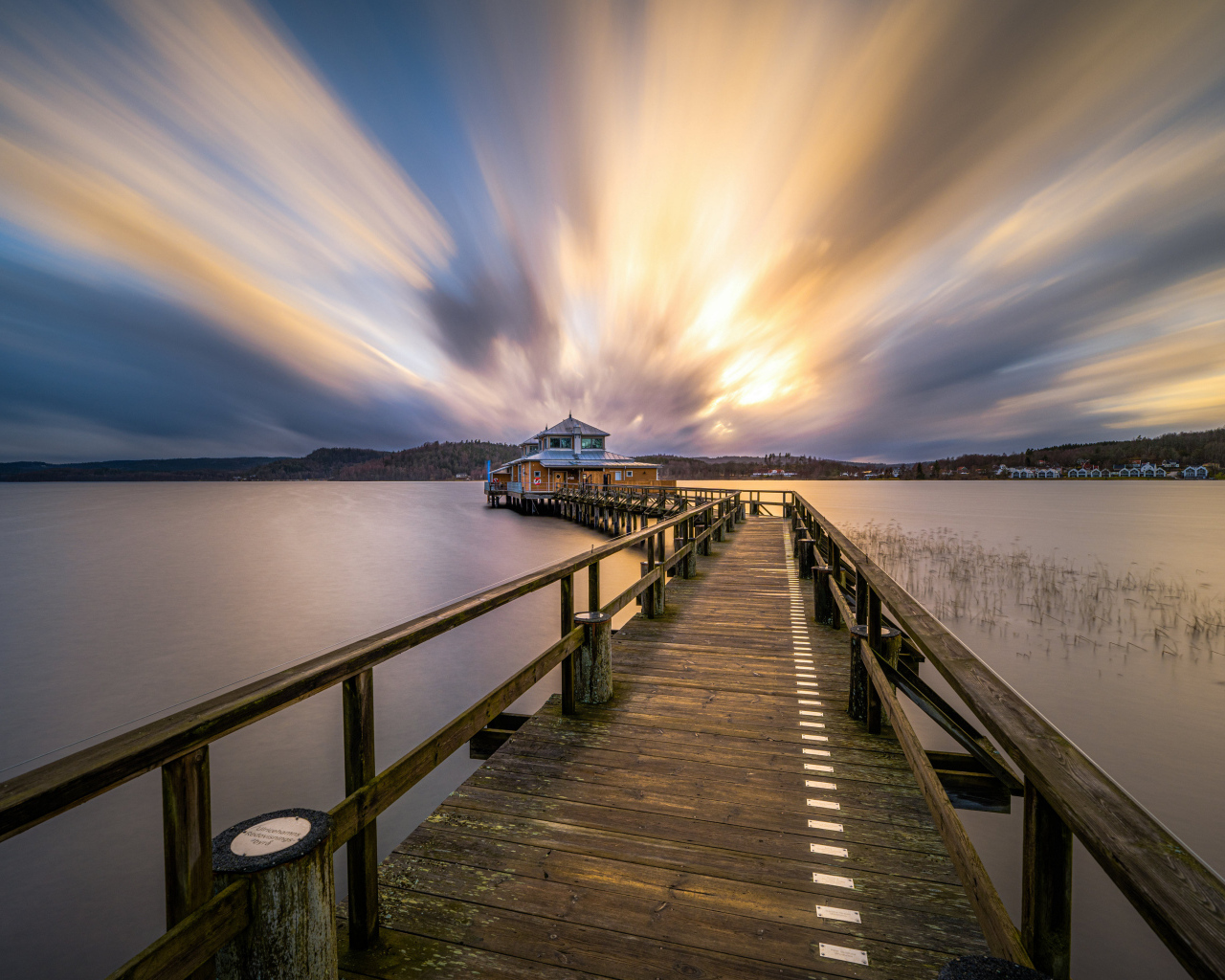 Деревянный пирс у моря на закате