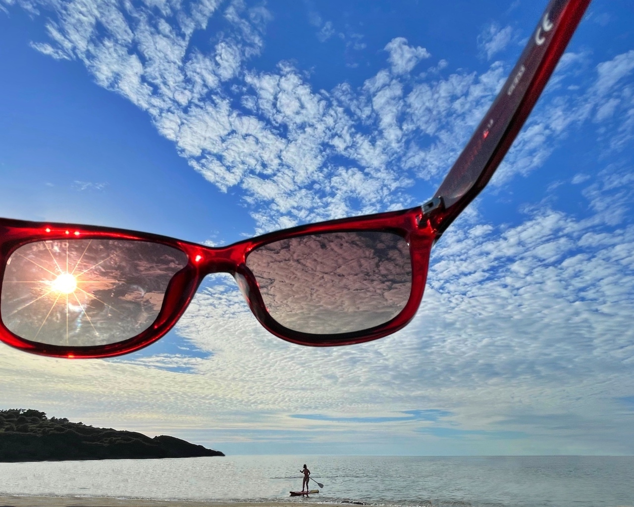 Солнечные очки на фоне неба летом