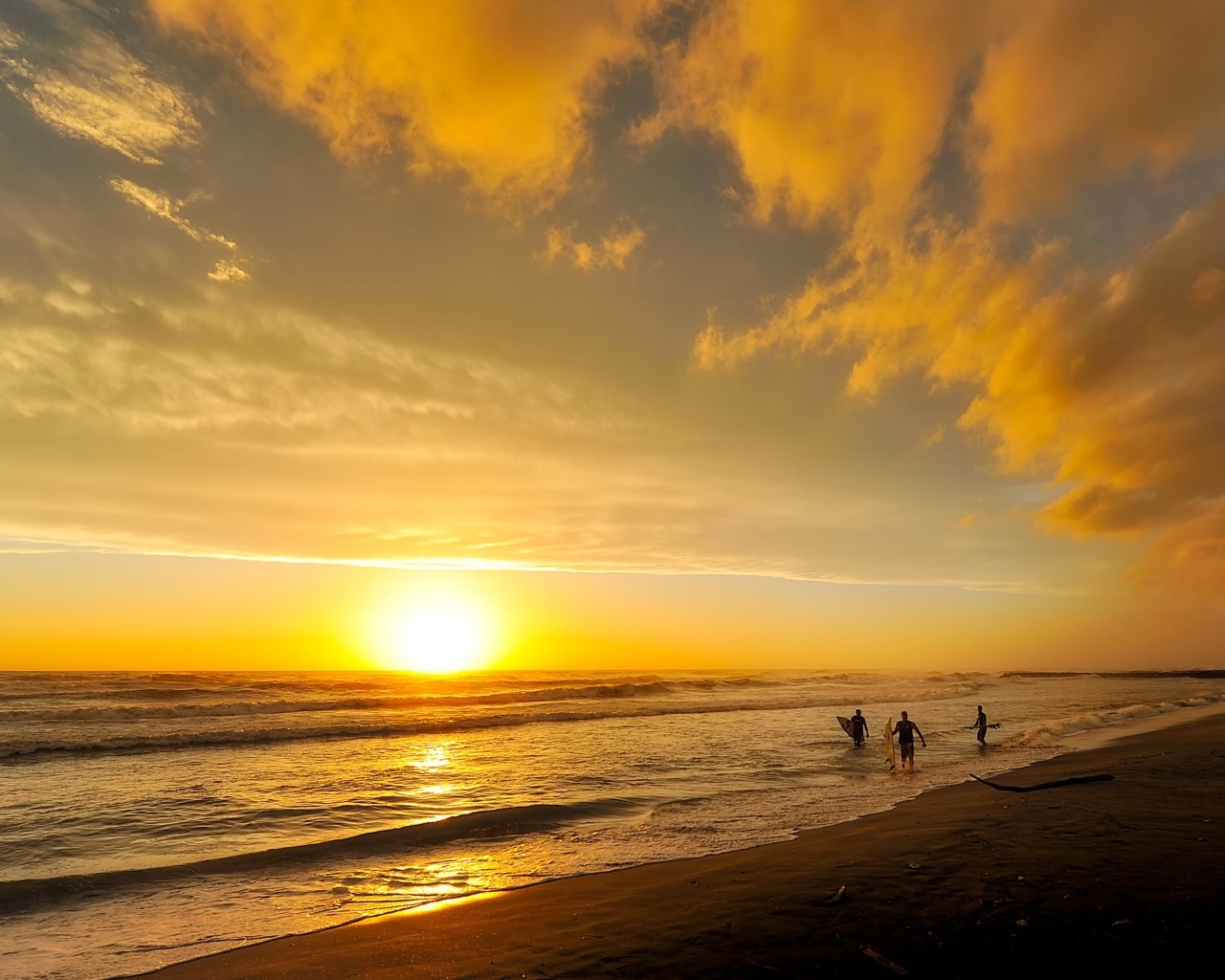 Красивый низкий закат солнца над морем