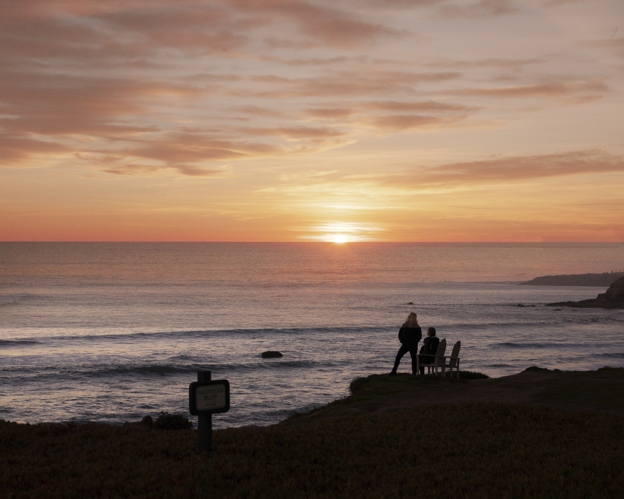 Красивый закат летнего солнца над морем