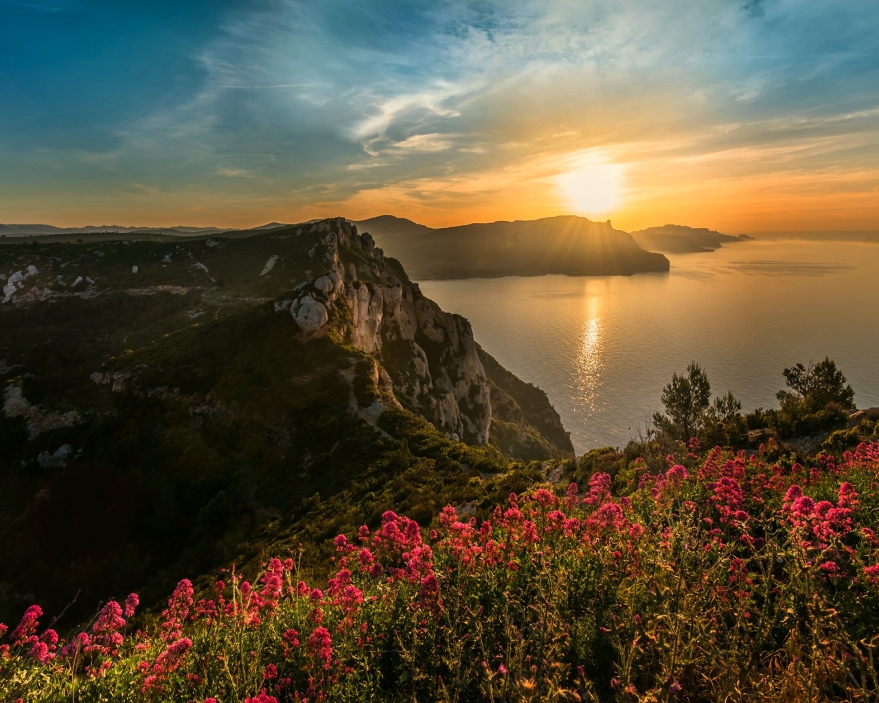 Красивый рассвет солнца над горами летом