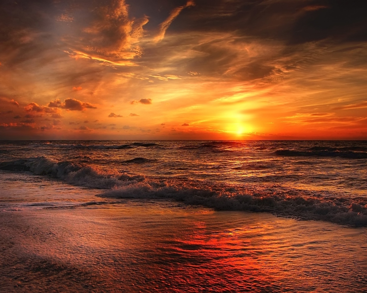 Красивый закат в небе над морем летом