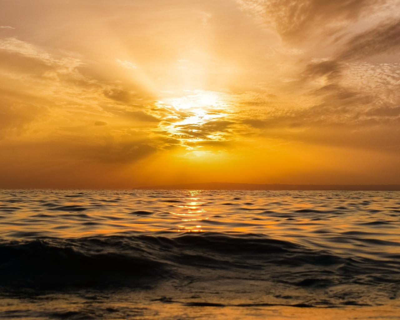 Красивый закат яркого солнца над морем