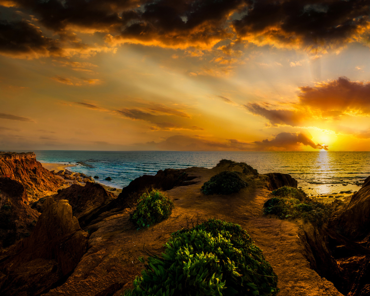 Красивый закат на морском побережье летом