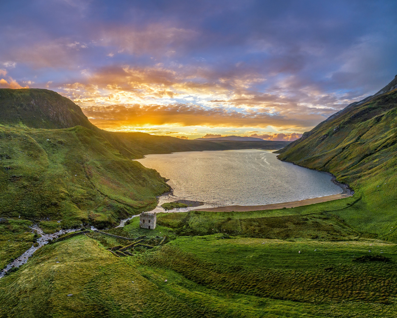 Красивый закат солнца над горным озером