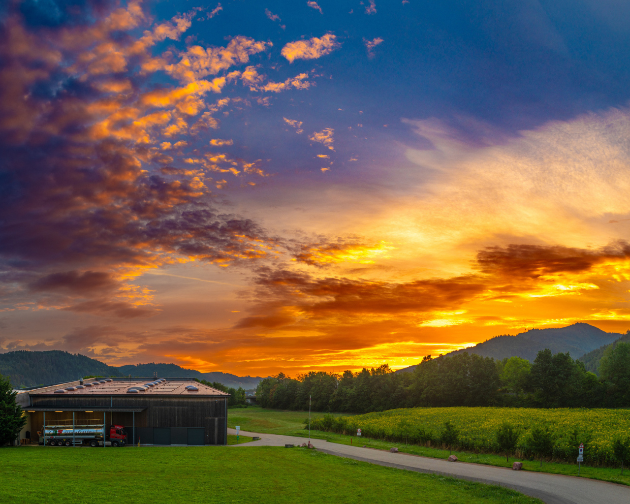 Красивый закат солнца над горами у дороги