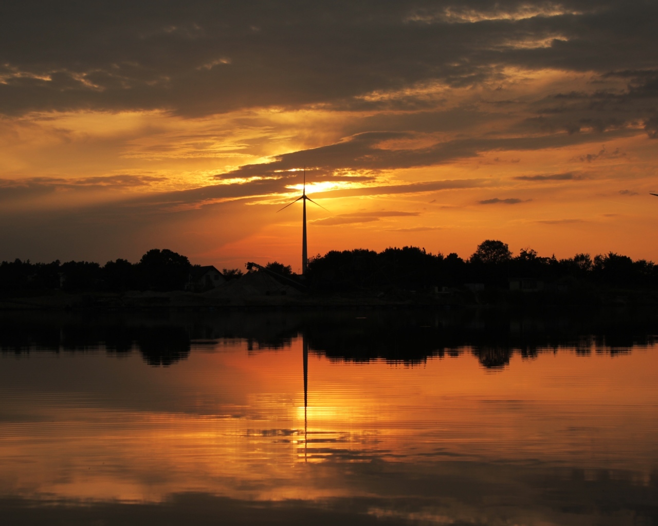 Красивый закат солнца отражается в озере