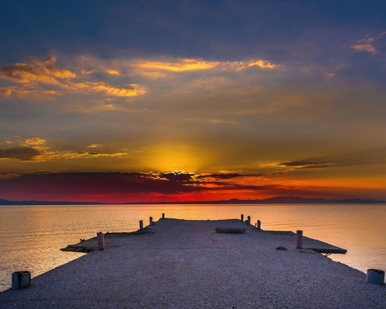 Мост у морского залива на закате солнца