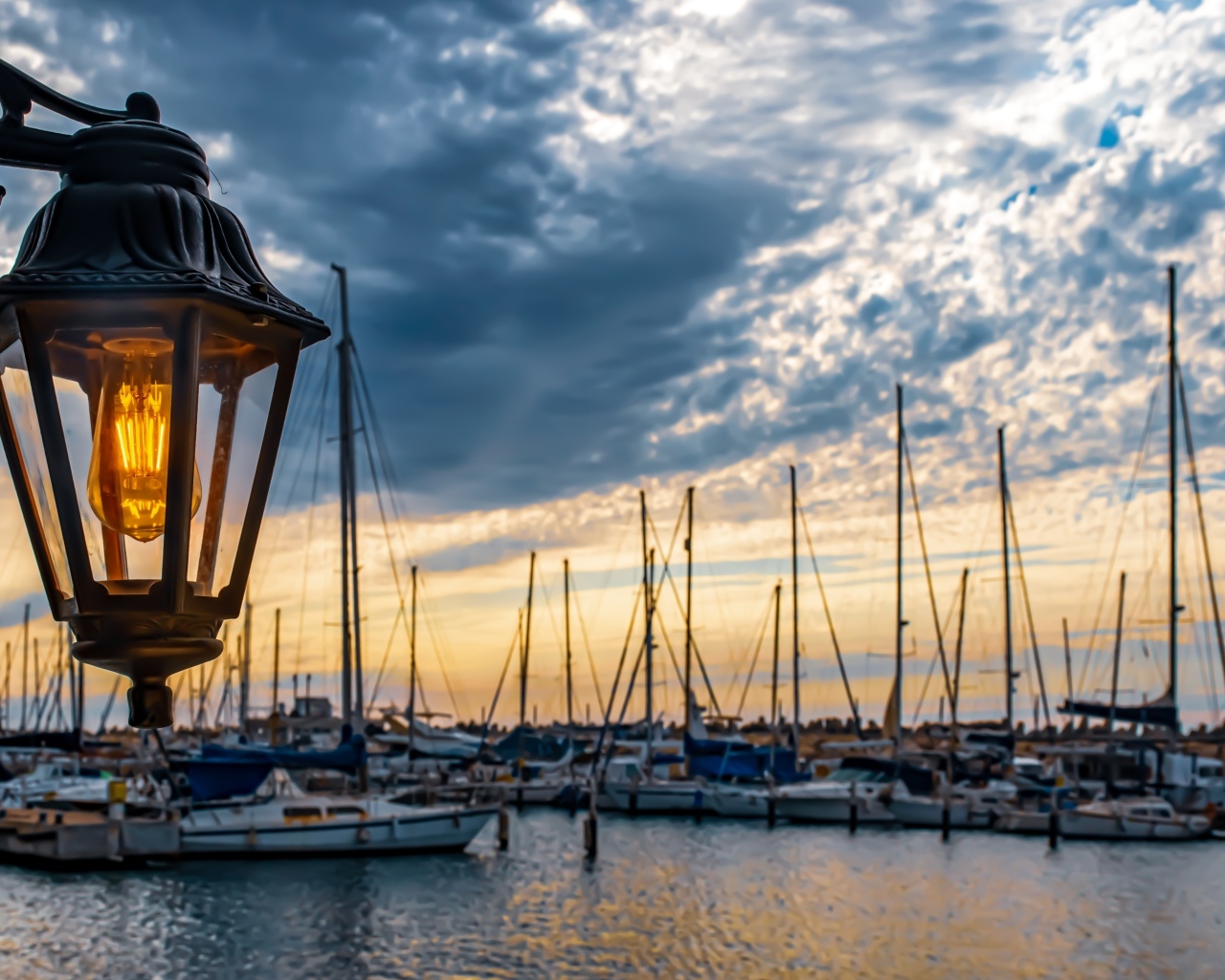 Фонарь у причала на закате