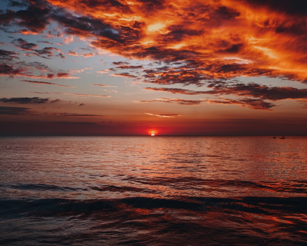 Красные облака в небе над морем на закате