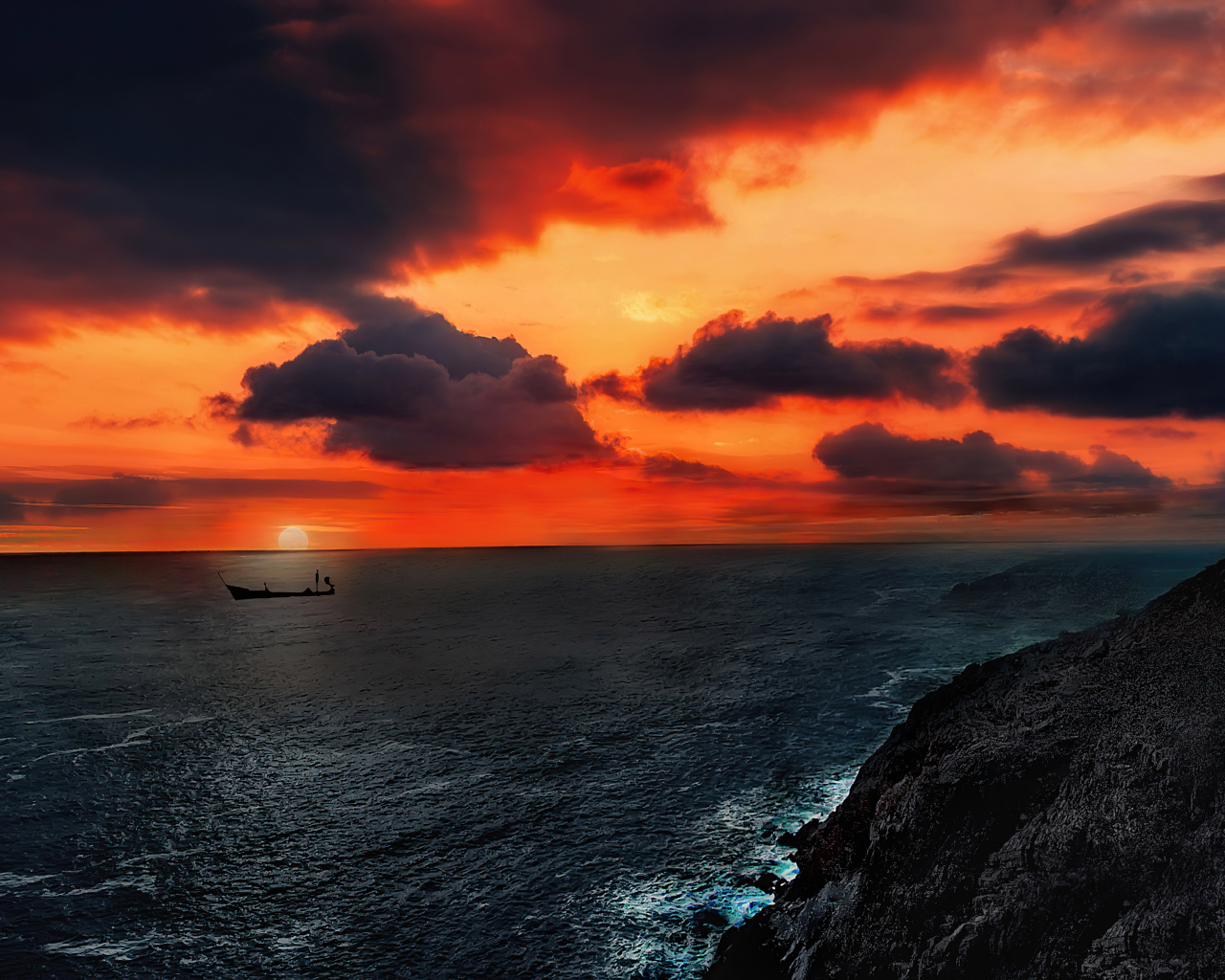 Красный закат солнца окутал спокойное море