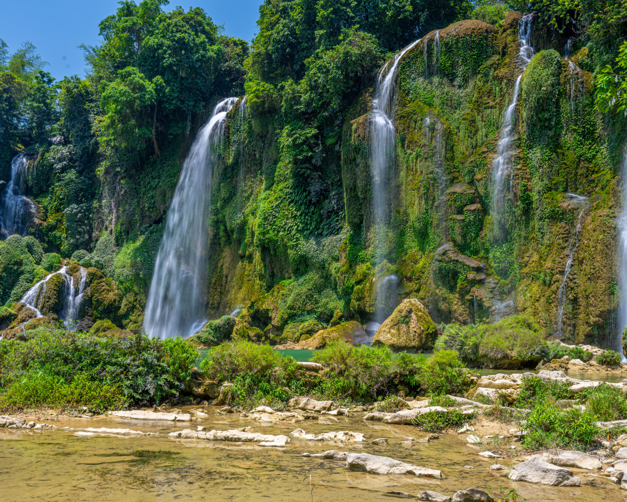 Красивые водопады стекают по склону горы