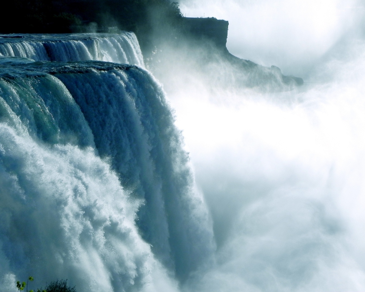Большой быстрый Ниагарский водопад