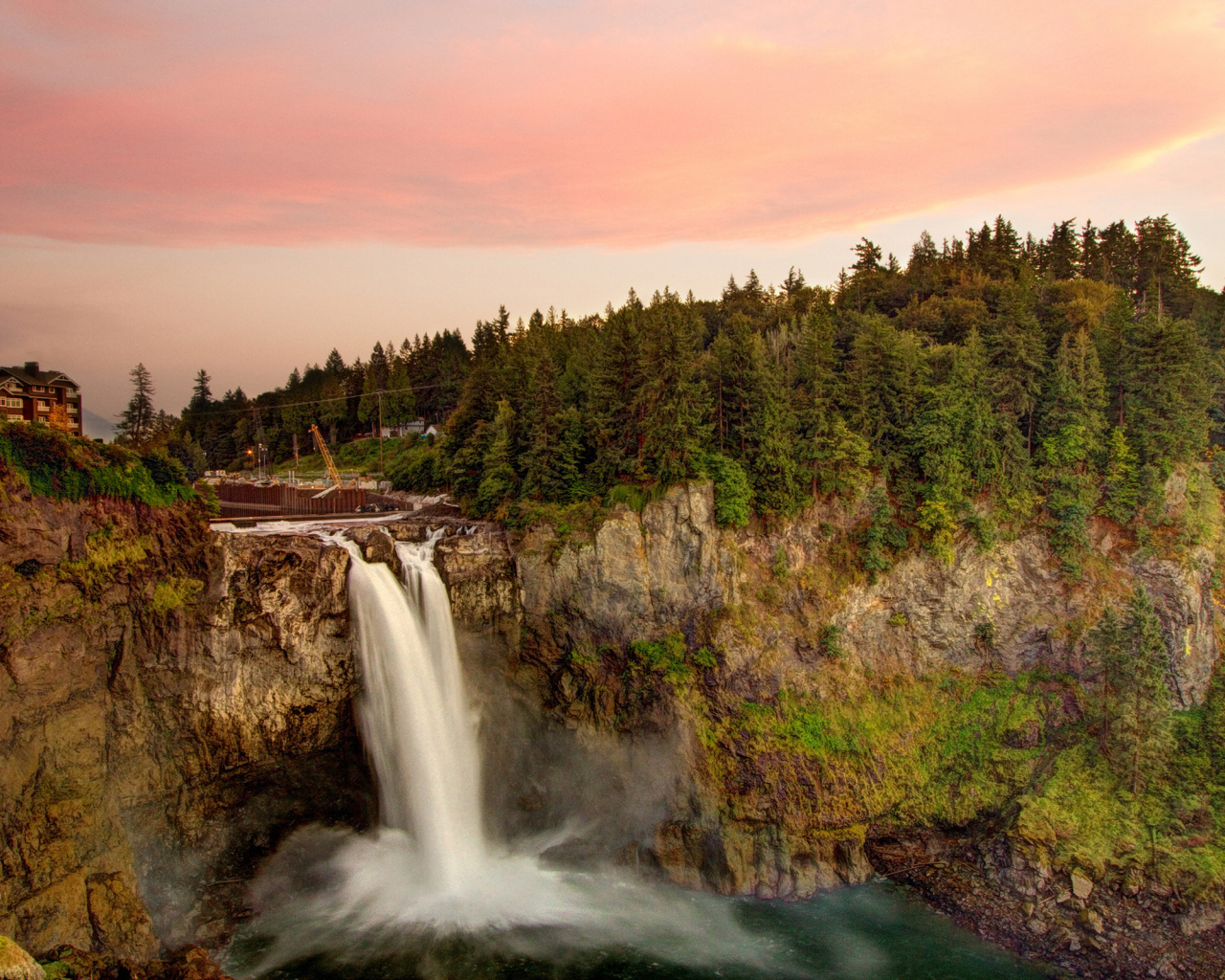 Водопад у покрытых соснами гор