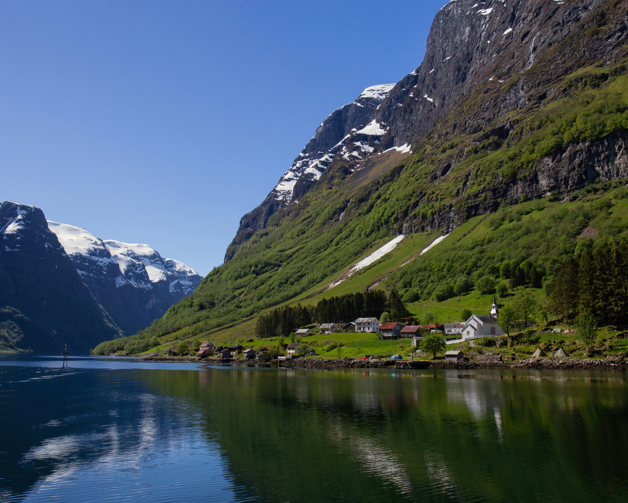 Красивый вид на фьорд под голубым небом