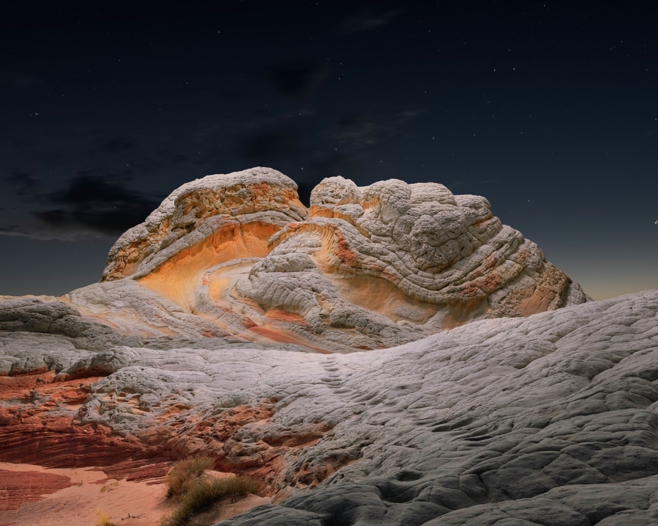 Каменное образование под звездным небом