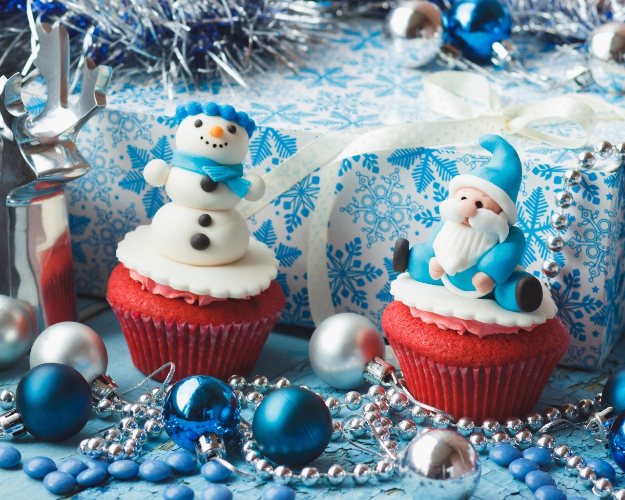 Красивые новогодние кексы с подарками и игрушками