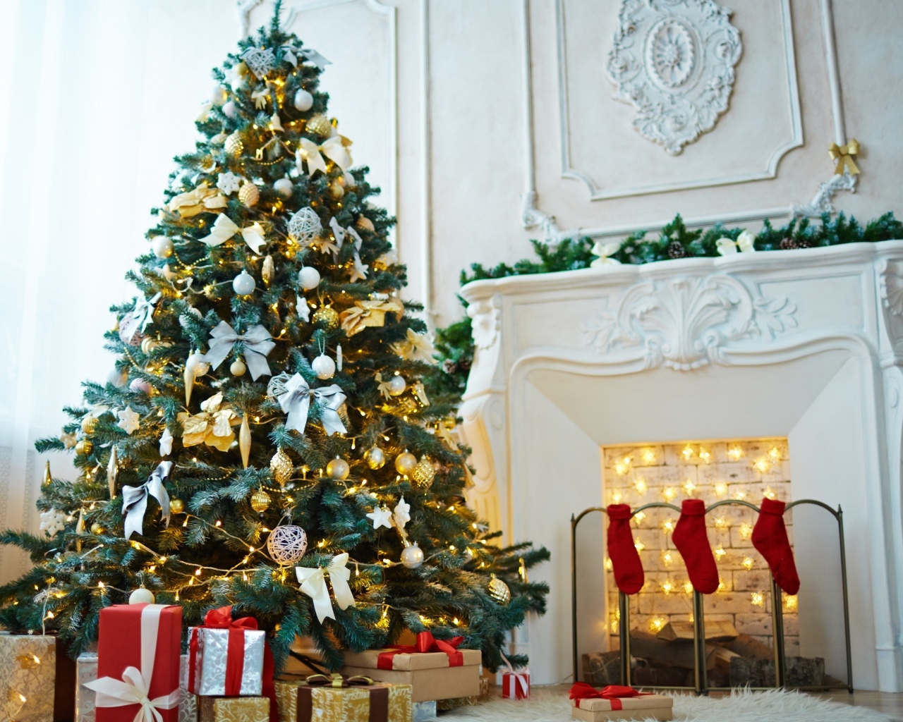 Красивая наряженная ель в комнате с камином