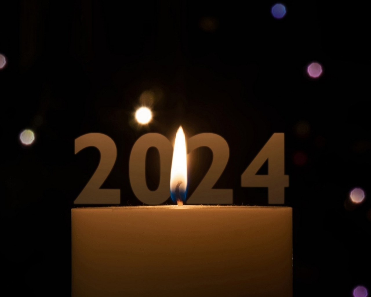 Свеча с цифрами 2024 на черном фоне