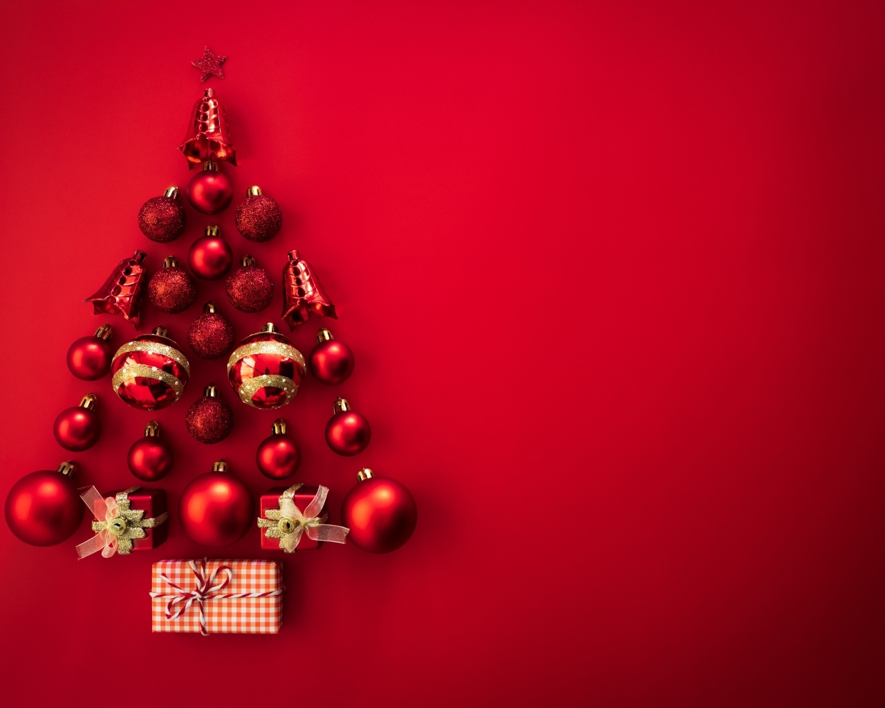 Елка из игрушек на красном фоне