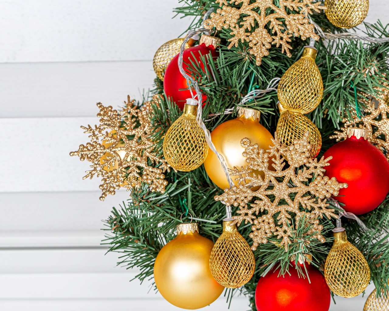 Еловые ветки и игрушки на новый год