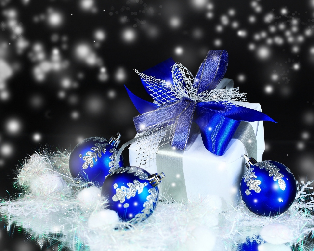 Подарок и красивые синие шарики на новый год 2024