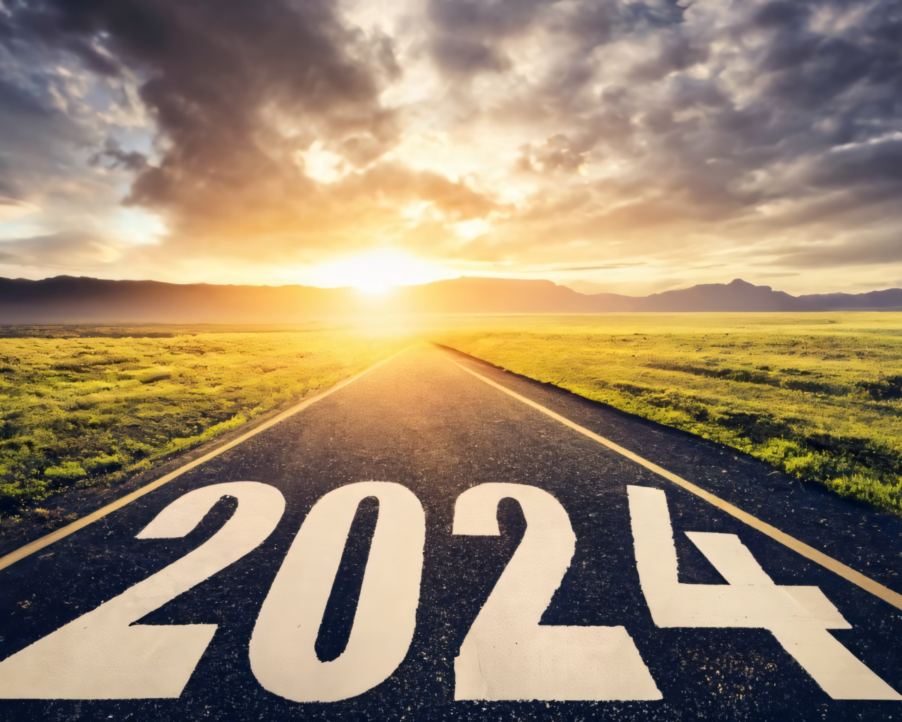 Дорога с цифрами 2024 на фоне солнца