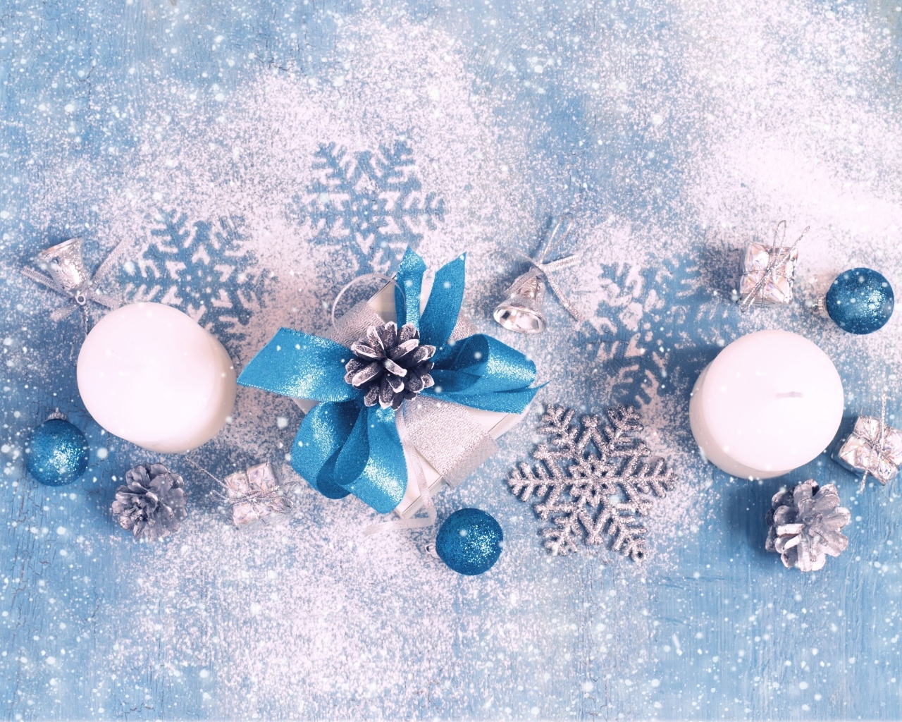 Снег и новогодний декор на голубом фоне