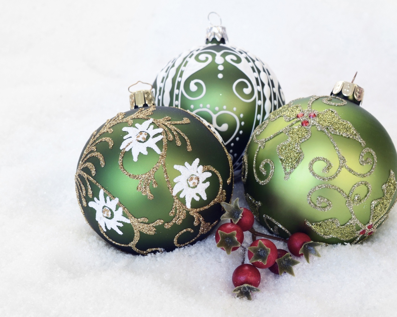 Три красивых елочных шарика на белом снегу