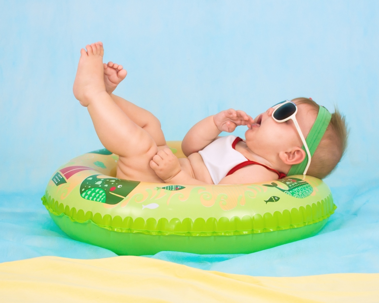 Ребенок лежит в спасательном круге 