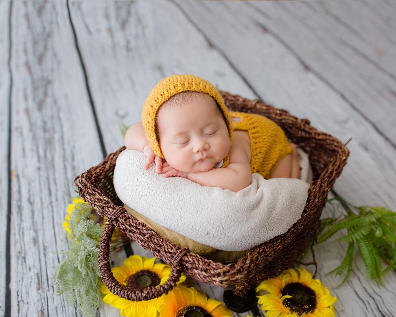 Ребенок азиат спит в корзине 