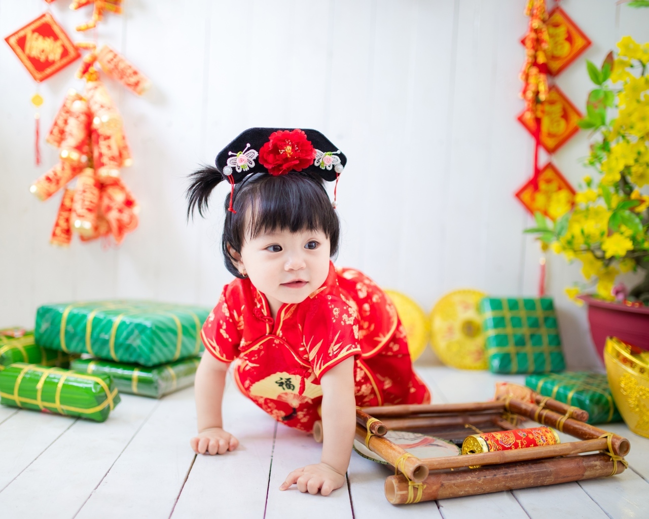 Девочка азиатка в национальном костюме