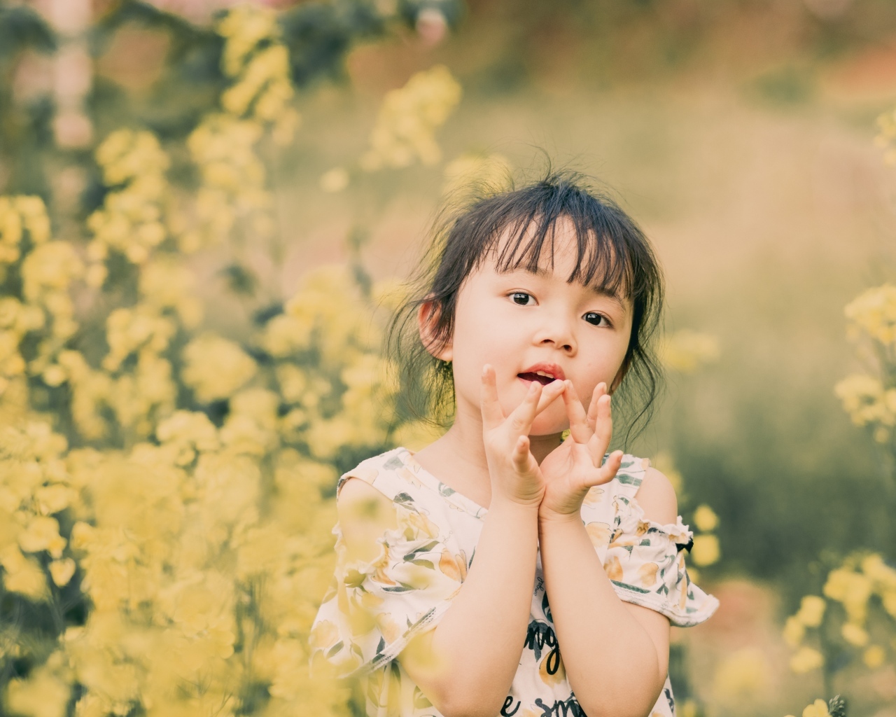 Девочка азиатка в желтых цветах