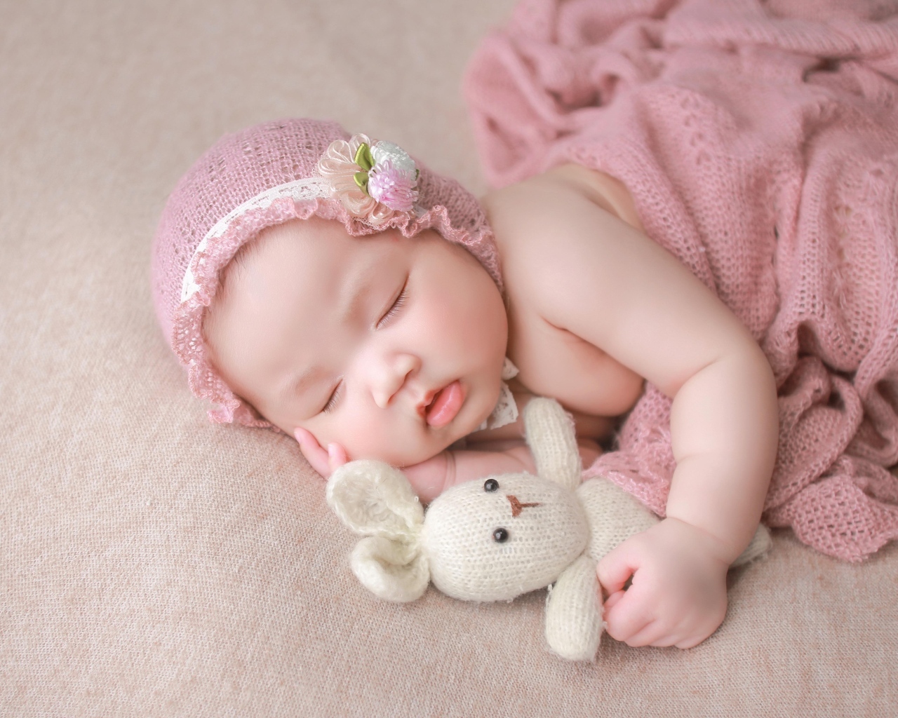 Девочка азиатка спит с игрушечным зайцем