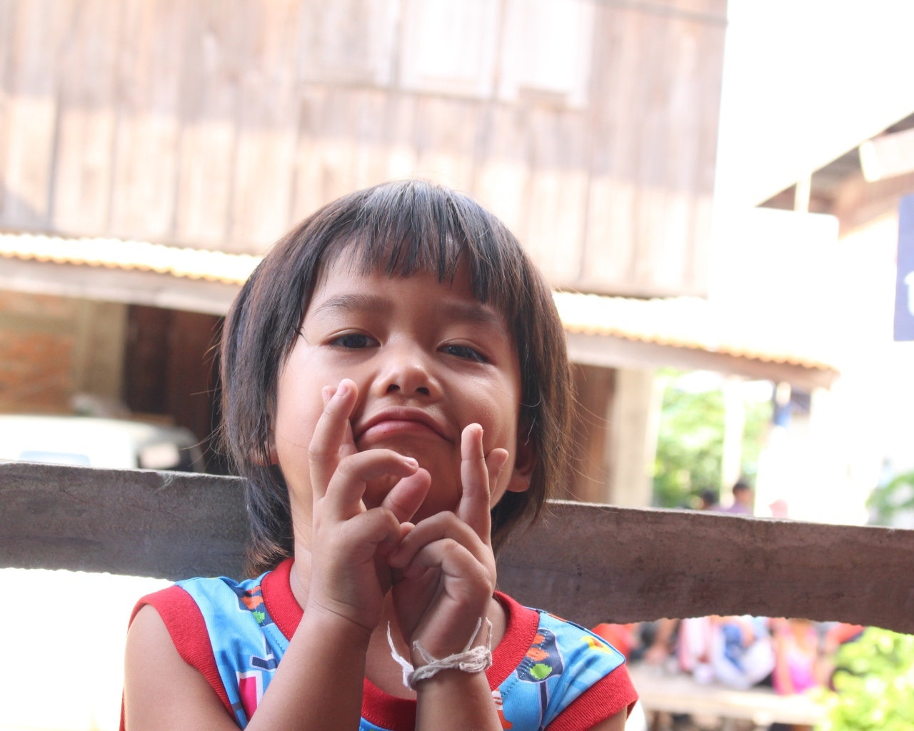 Девочка азиатка с руками  у лица