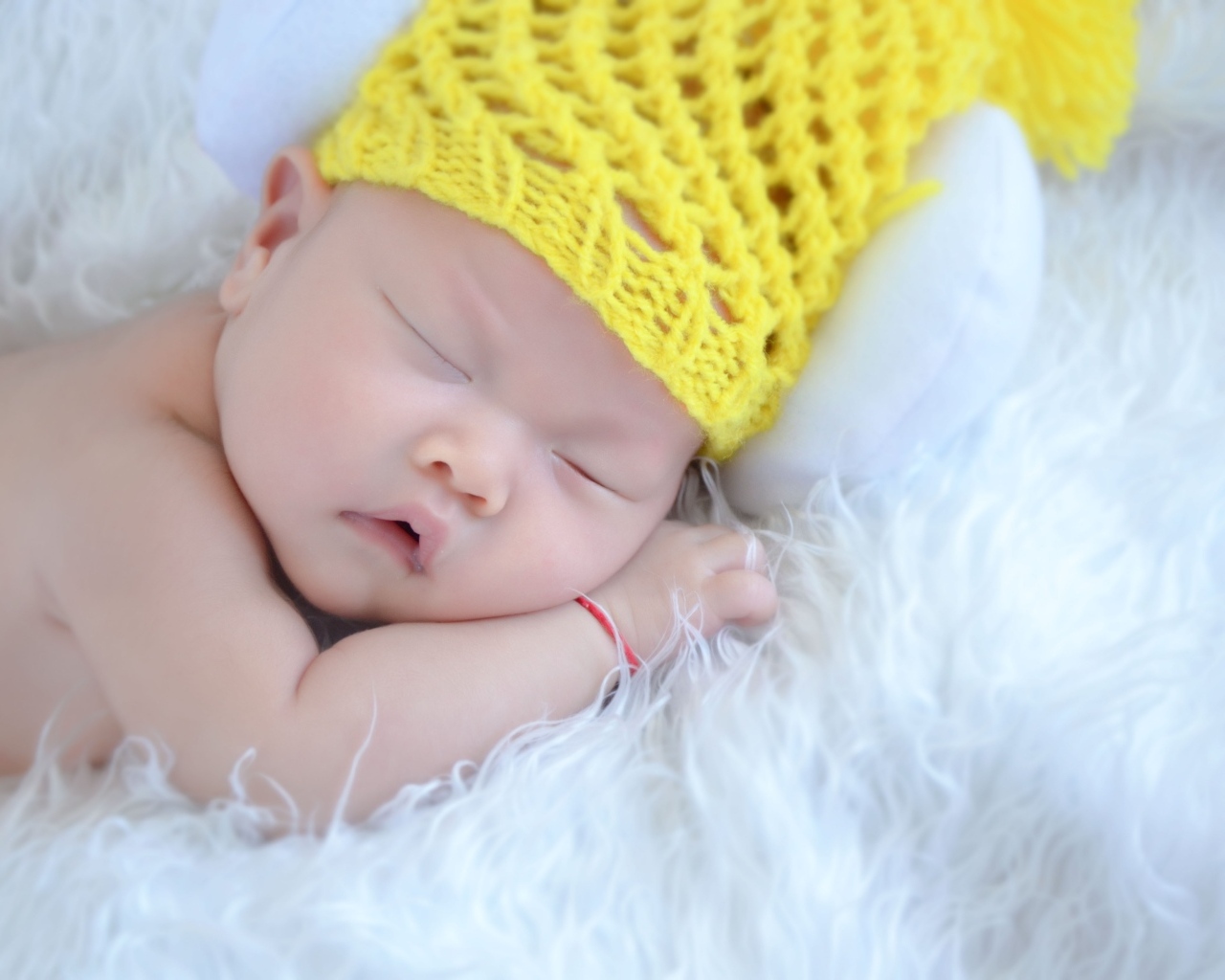 Грудной малыш в вязаной шапке