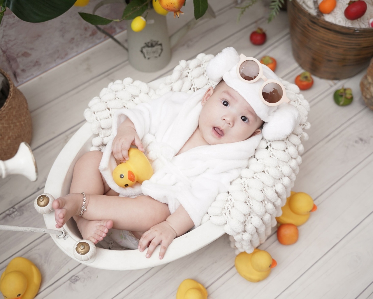 Ребенок в белой игрушечной ванной