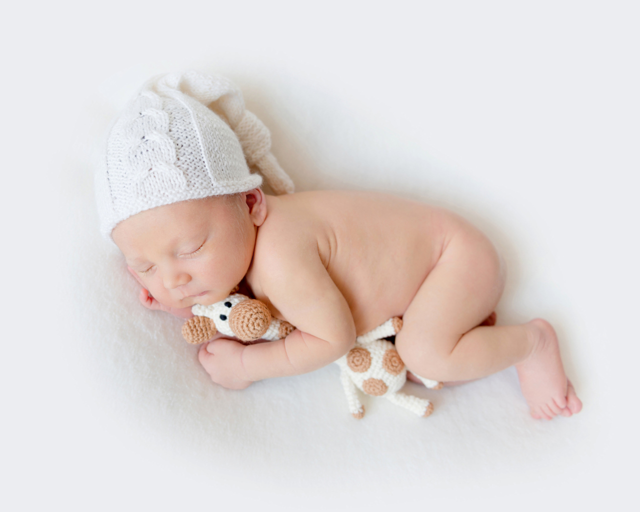 Ребенок спит с любимой игрушкой 