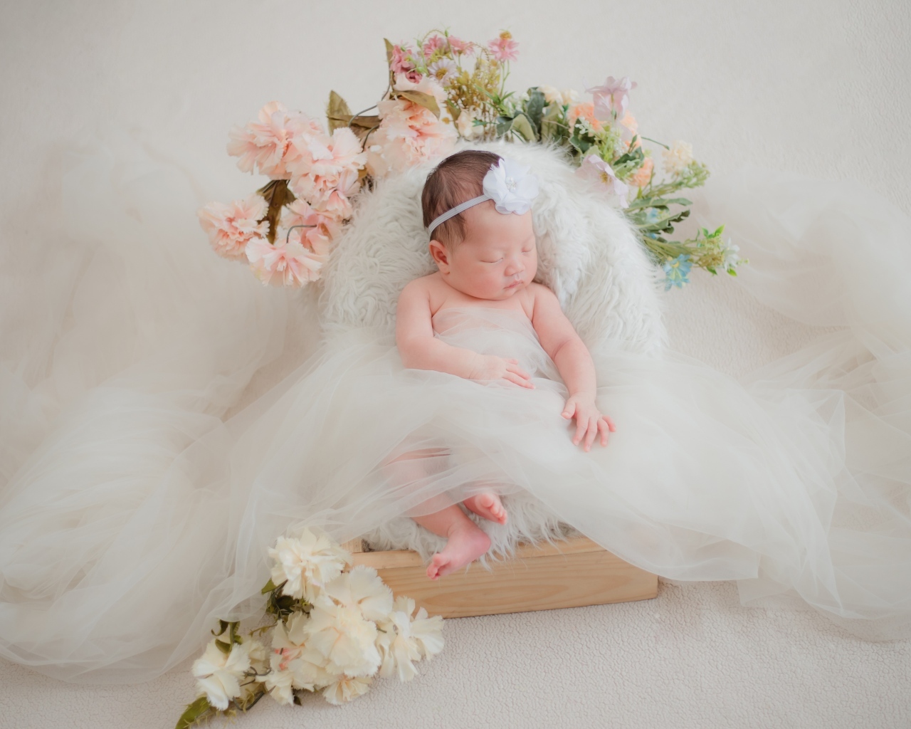 Красивая кровать с цветами для спящей красавицы