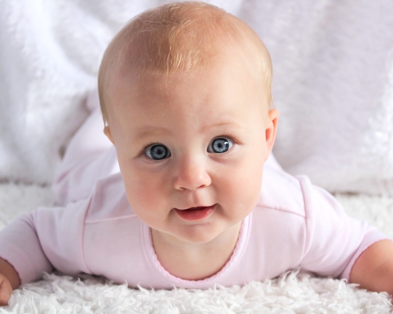 Красивая голубоглазая новорожденная девочка