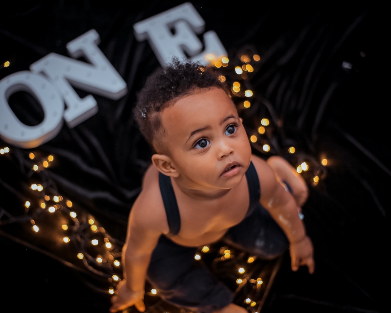 Красивый ребенок с гирляндой