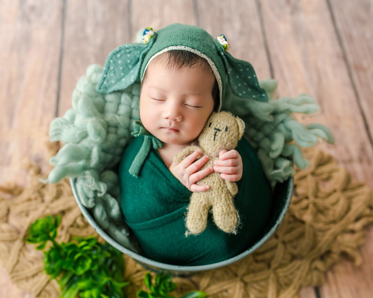 Красивый костюм на новорожденном ребенке