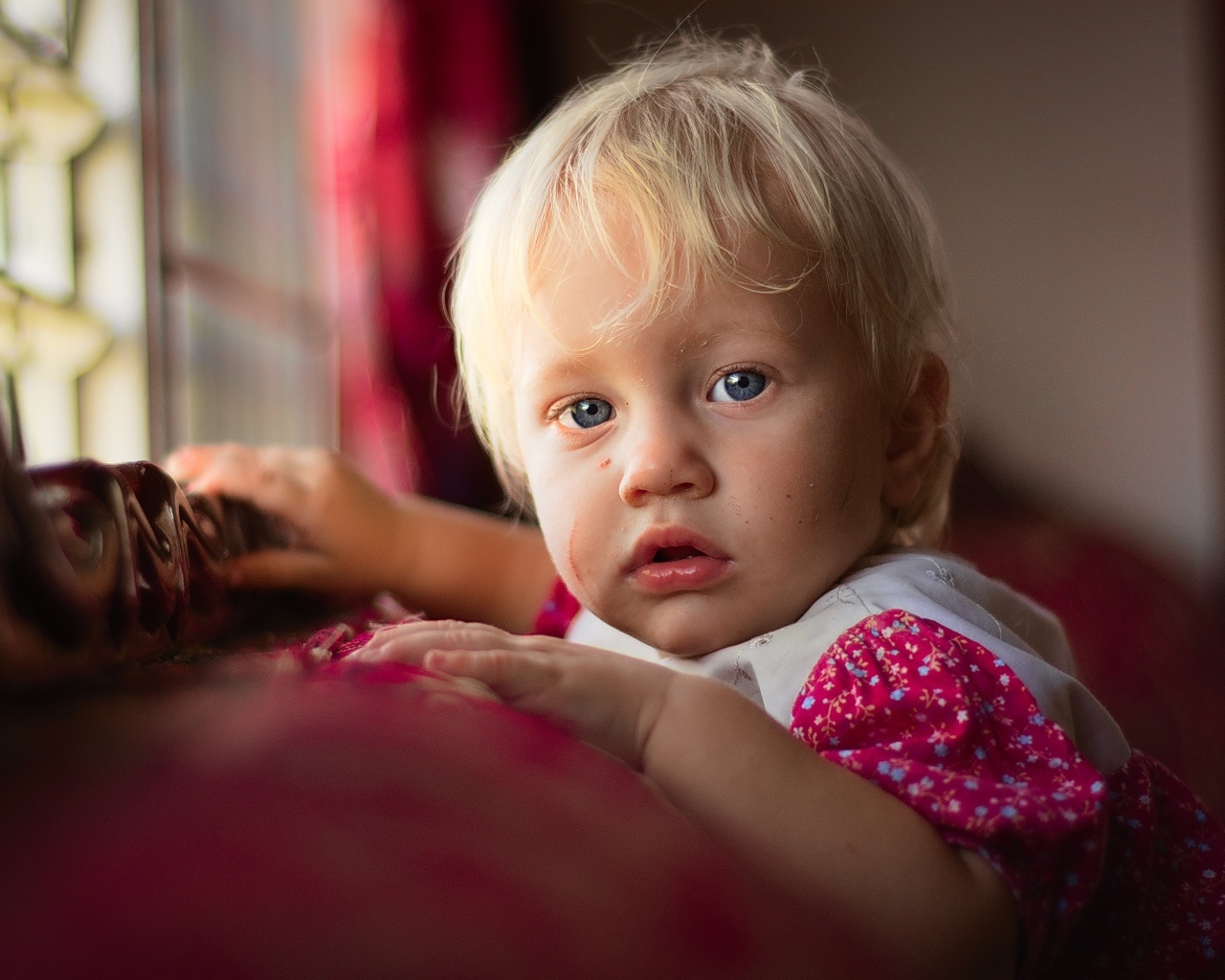 Красивая девушка с голубыми глазами