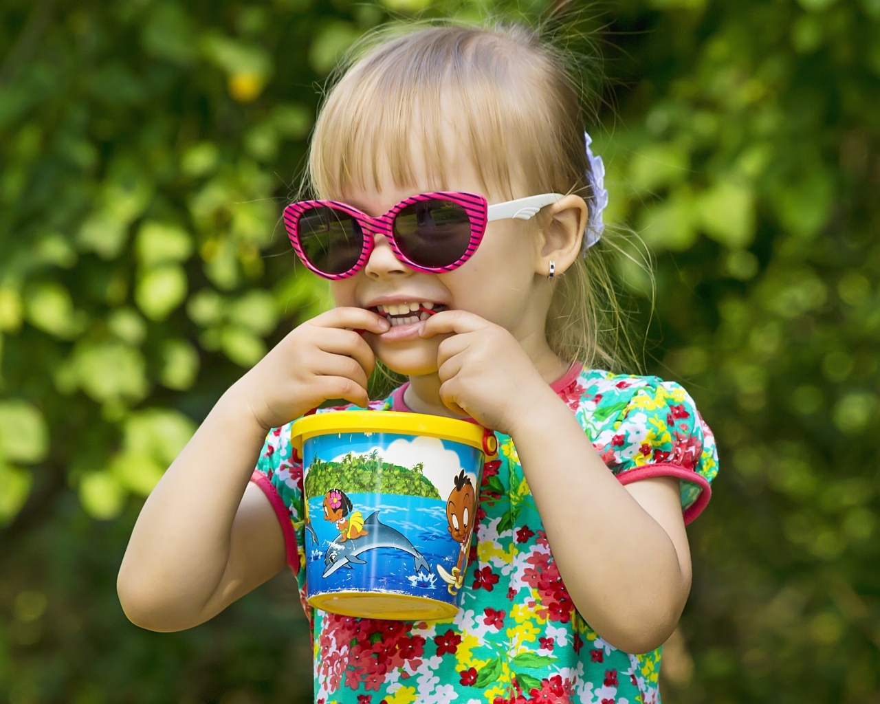 Красивая маленькая девочка в очках