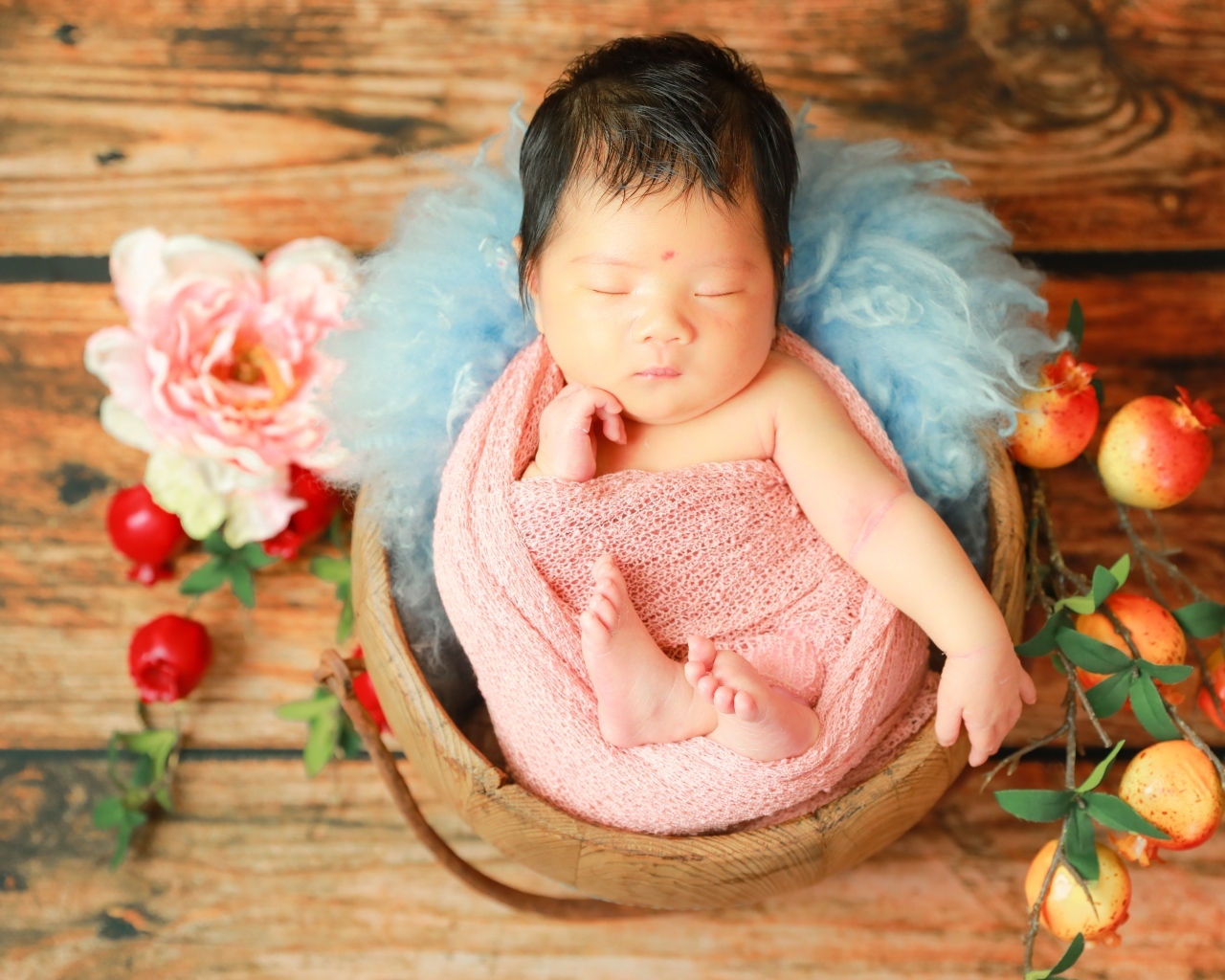 Красивый спящий ребенок с декором