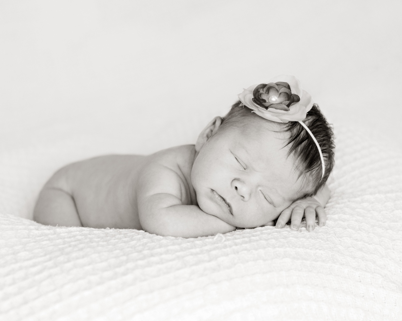 Черно белое фото спящего новорожденного ребенка