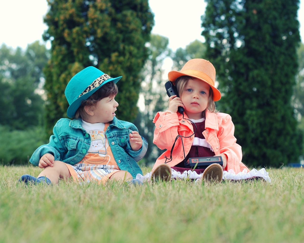 Мальчик и девочка играют на поляне