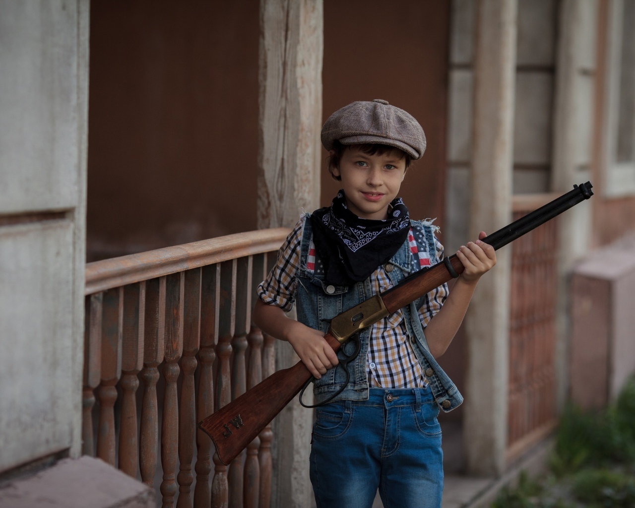 Мальчик охотник с ружьем в руках