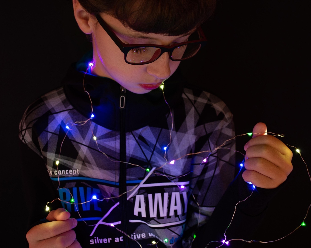 Мальчик в очках с гирляндой