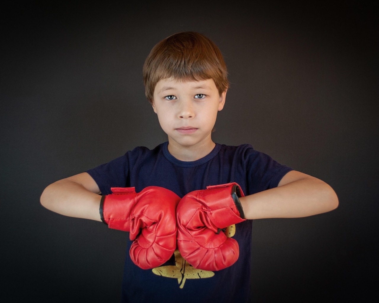 Мальчик в красных боксерских перчатках